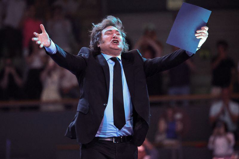 El presidente de Argentina, Javier Milei, ingresa al escenario y saluda al auditorio del Foro Económico de Madrid en Madrid, España. 8 jun, 2025. REUTERS/Isabel Infantes