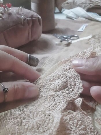 Agustina muestra sus piezas inspiradas la época victoriana y eduardiana en su cuenta Instagram