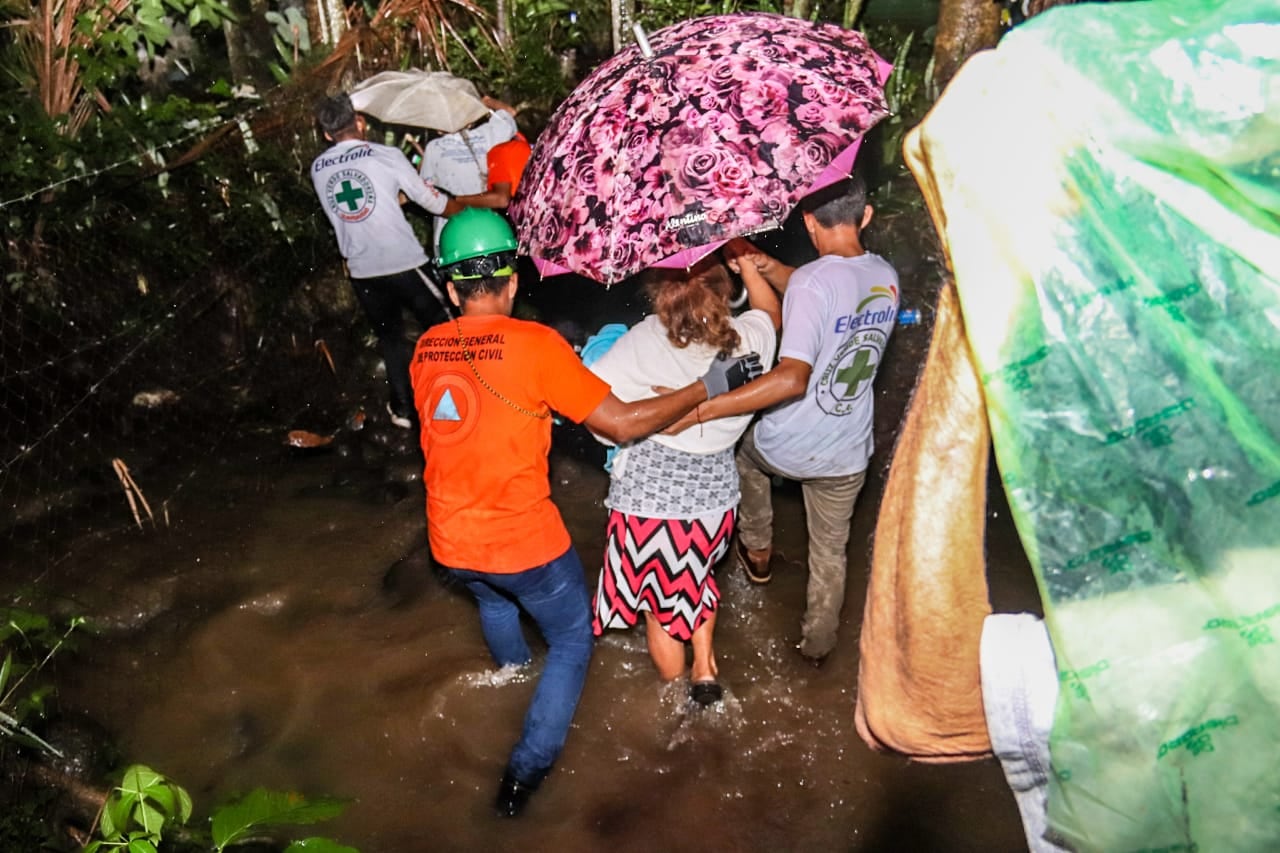 ARCHIVO: Protección Civil mantiene un aviso nacional ante el riesgo de lluvias continuas, ráfagas de viento y crecidas repentinas de ríos./ (Protección Civil de El Salvador)