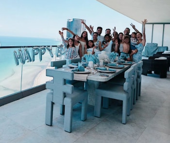 La argentina compartió la fecha con sus hijos y amigos - crédito Lorelei Tarón / Instagram