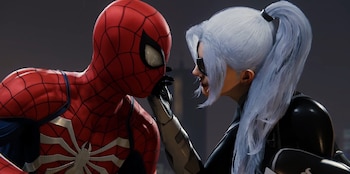Spider-Man, con traje rojo y azul, y Black Cat, con largo cabello blanco y traje negro, se miran fijamente a muy corta distancia