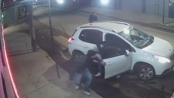 “Te mato, bajate”: un policía de la Bonaerense se tiroteó con delincuentes que intentaron asaltarlo en Florencio Varela