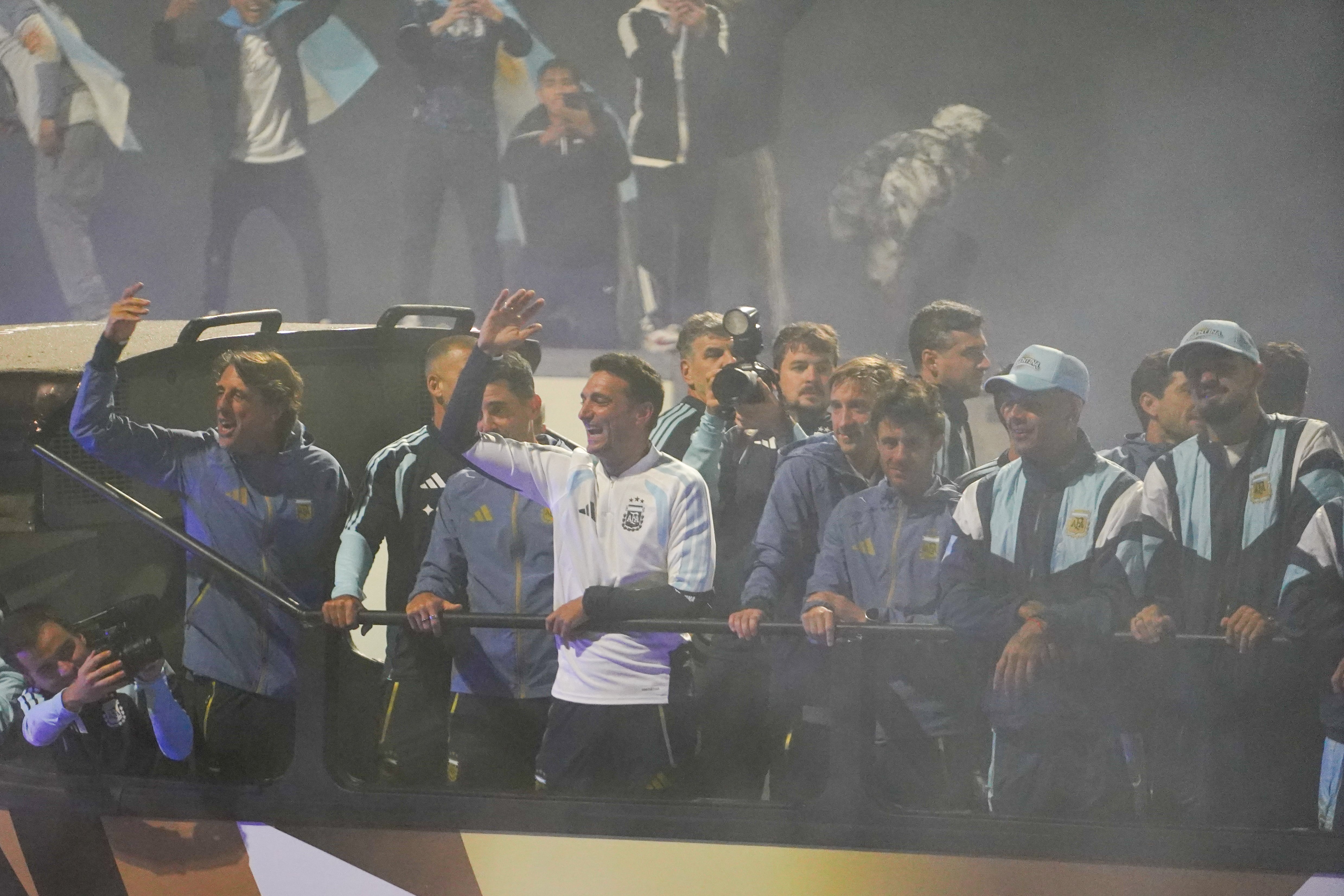 Los jugadores de la selección argentina llegaron al país y fueron recibidos por los hinchas que esperaron en Ezeiza (RS Fotos)