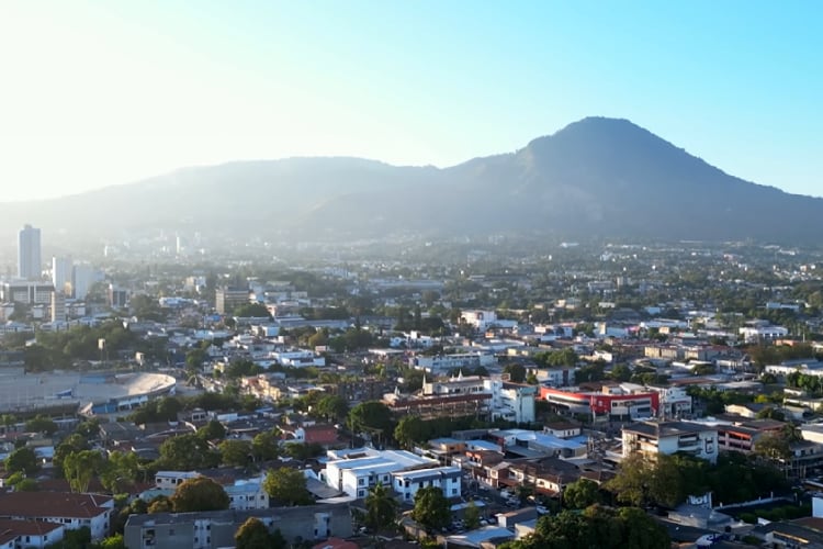 En seguridad y justicia, se destinaron USD 623,1 millones para modernizar la investigación criminal, patrullajes y reforzar el control fronterizo contra el narcotráfico. (crédito @PlanetaJuan/YouTube)