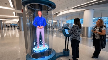 Cómo los nuevos hologramas con IA están ayudando a los viajeros a orientarse en el Aeropuerto de Miami