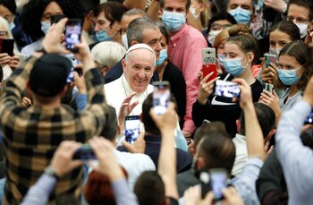 Francisco saluda a la multitud,