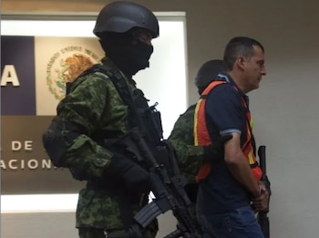 Noel Salgueiro durante su detención en octubre de 2011 por elementos de la Secretaría de la Defensa Nacional. (Crédito: AFP)
