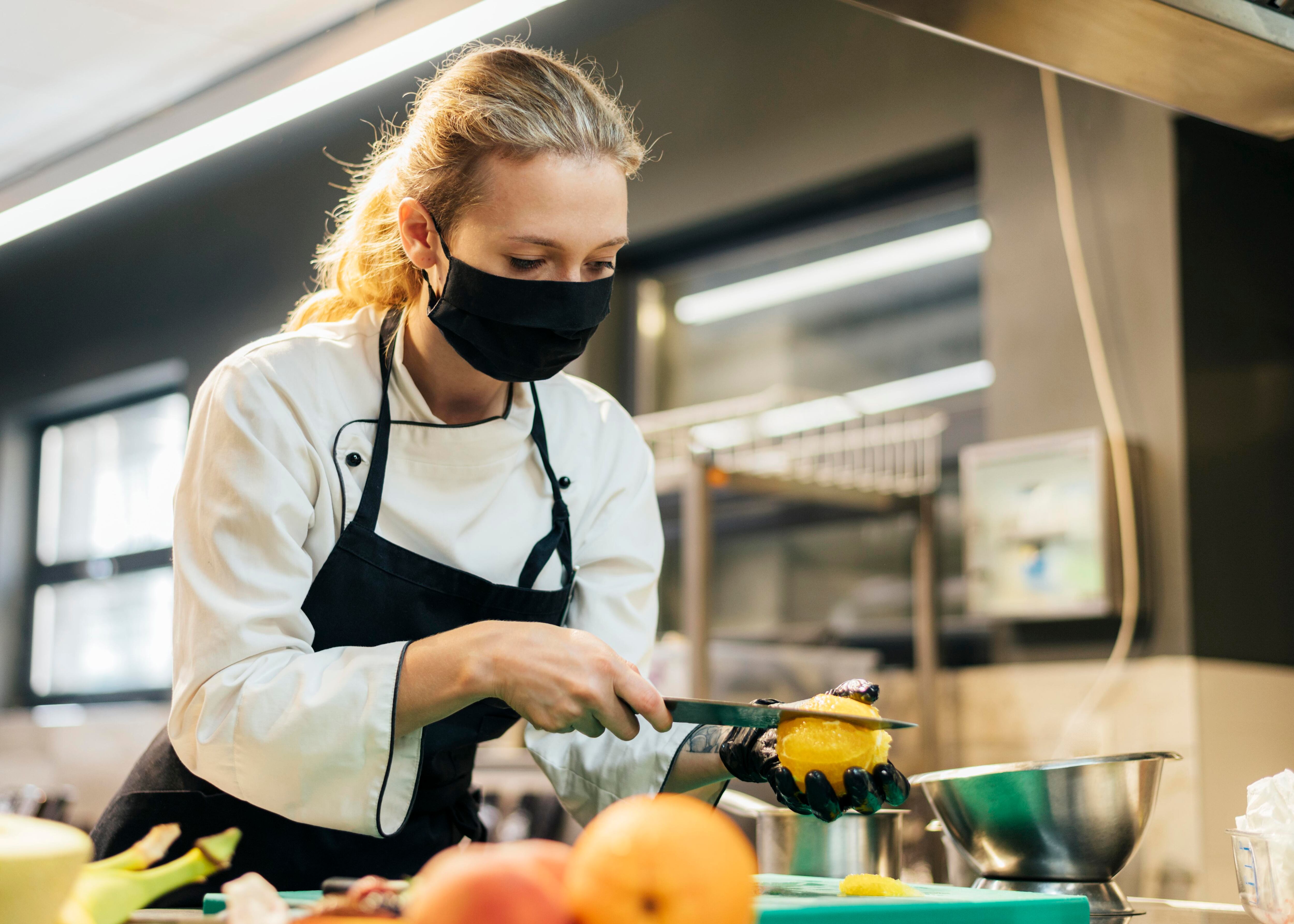 Cocinera trabajando (Freepik)
