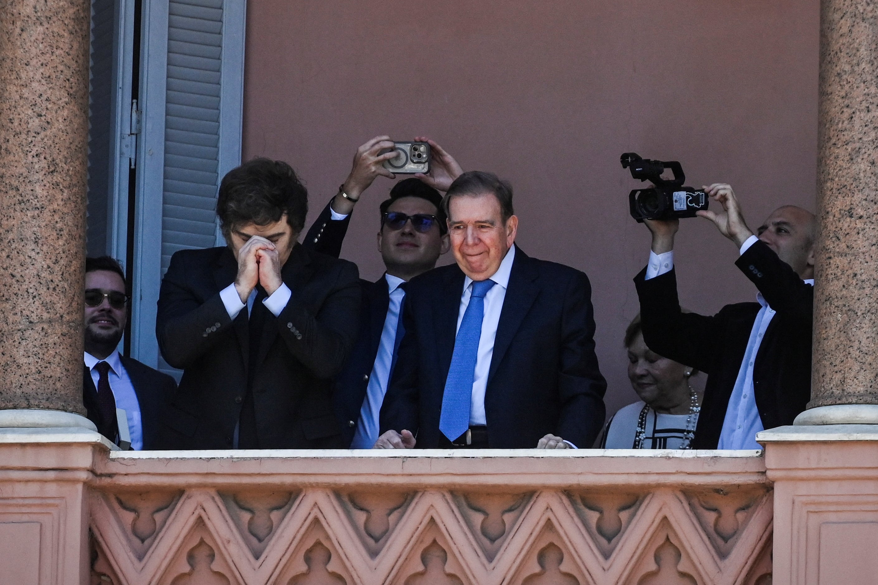 Venezuelan opposition leader Edmundo Gonzalez stands next to Argentina's President Javier Milei, at Casa Rosada presidential palace in Buenos Aires, Argentina, January 4, 2025. REUTERS/Mariana Nedelcu
