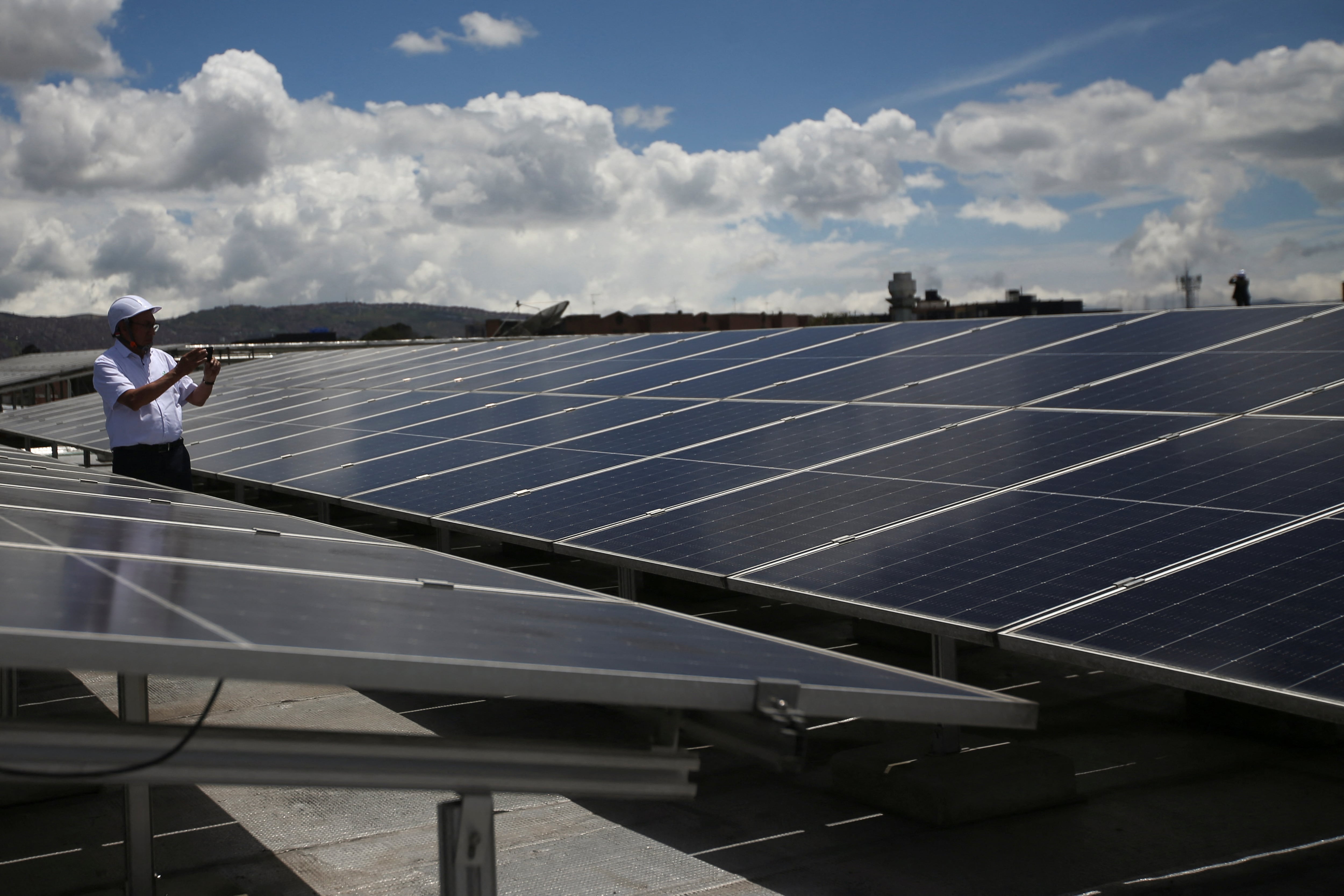 Sobre las granjas solares el alcalde Turbay indicó que Cartagena dispone de los terrenos necesarios, ha gestionado los permisos correspondientes y tiene los recursos disponibles - crédito Luisa Gonzalez/Reuters