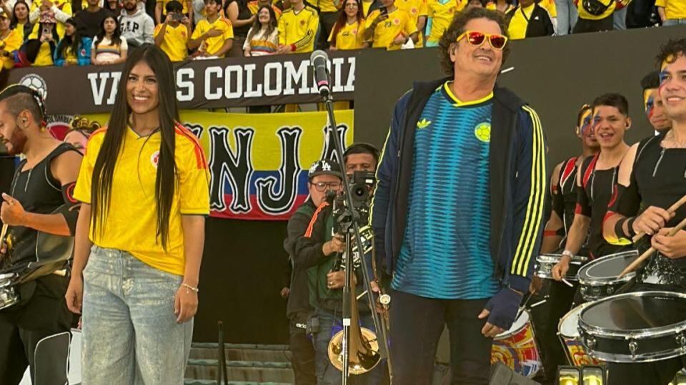 El espectáculo musical de lanzamiento de “La Barra Incondicional” se realizó en el estadio El Campín de Bogotá antes del partido amistoso de Colombia ante Costa Rica. El samario estuvo acompañado de Maria Fuell - crédito cortesía Gaira Música Local