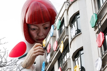 La marca francesa Louis Vuitton fue una de las empresas que contrató a Kusama para llevar sus puntos al mercado masivo. La colaboración incluyó vitrinas con un robot de la artista en Nueva York y París (Foto: REUTERS/Benoit Tessier)