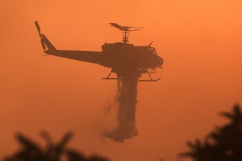 Un helicóptero de extinción de incendios arroja agua mientras arde el incendio Mountain en Santa Paula, California, EE. UU., el 7 de noviembre de 2024. REUTERS/David Swanson