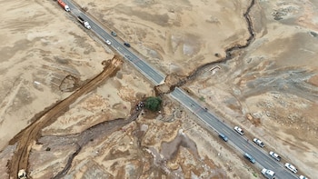 La Costanera Sur en Moquegua, Perú, presenta un tramo interrumpido por una quebrada, y vehículos circulan por una trocha provisional. (Gobierno Regional de Moquegua)
