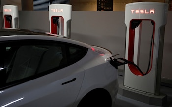 Un coche Tesla se carga