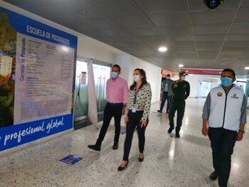 Autoridades recorriendo el aeropuerto