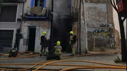 Un incendio en un edificio de Zaragoza obliga a desalojar a 12 personas por el riesgo de derrumbe