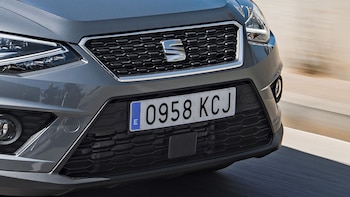 Un coche con matrícula española (Seat)