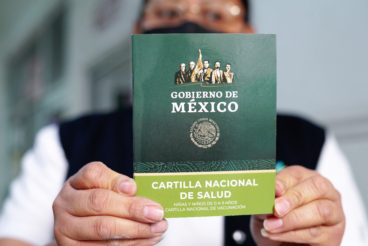 La Cartilla Nacional de Salud funciona como el registro principal donde se agrupan las vacunas aplicadas, controles médicos y datos esenciales vinculados a cada individuo. (Gobierno de México)