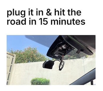 Un texto en inglés sobre una foto del interior de un auto donde una cámara se conecta a la consola del espejo retrovisor