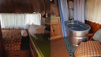 Una imagen dividida muestra un dormitorio con cama acolchada y cortinas blancas, y un baño con bañera de metal galvanizado, ducha de latón y cortinas a cuadros