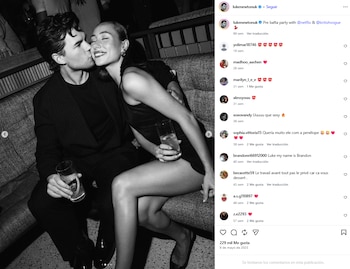 Luke Newton y su novia Antonia Roumelioti