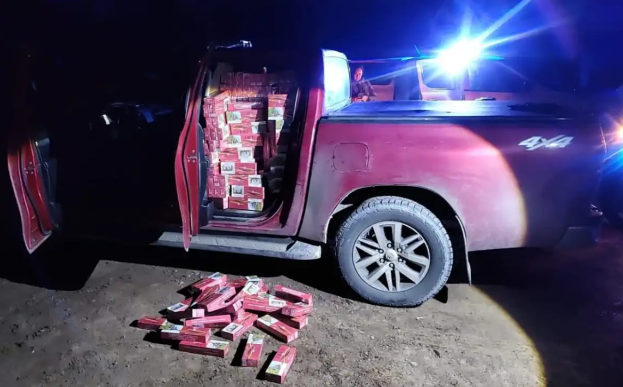 La Gendarmería Nacional secuestra un cargamento de cigarrillos que era transportado de forma ilegal en una camioneta durante un operativo nocturno en Salta (GNA)