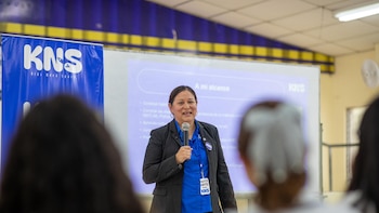 Patricia Ortiz, ingeniera salvadoreña de la NASA, motiva a nuevas generaciones en su gira por escuelas