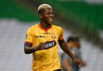Soccer Football - Copa Libertadores - Quarterfinal - First leg - Fluminense v Barcelona - Estadio Maracana, Rio de Janeiro, Brazil- August 12, 2021 Barcelona's Gabriel Cortez celebrates scoring their second goal Pool via REUTERS/Mauro Pimentel