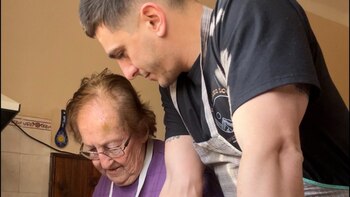 En el video, el joven ayuda a su abuela a cocinar mientras escuchan tangos (X: @esoquevoysiendo)