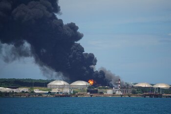 Explosión de dos tanques de combustible en la ciudad de Matanzas, en el oeste de Cuba (REUTERS/Alexandre Meneghini)