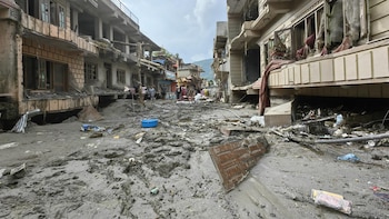Aumentan a más de 900 los muertos en Nepal por la devastadora riada en la frontera con China