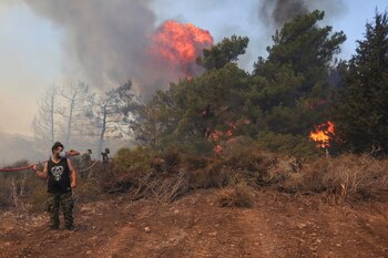 Los voluntarios intentan extinguir el incendio forestal