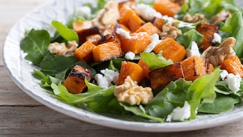 Ensalada de calabaza, queso y nueces: una receta saludable y con una textura llamativa con la que sorprenderás a tus invitados