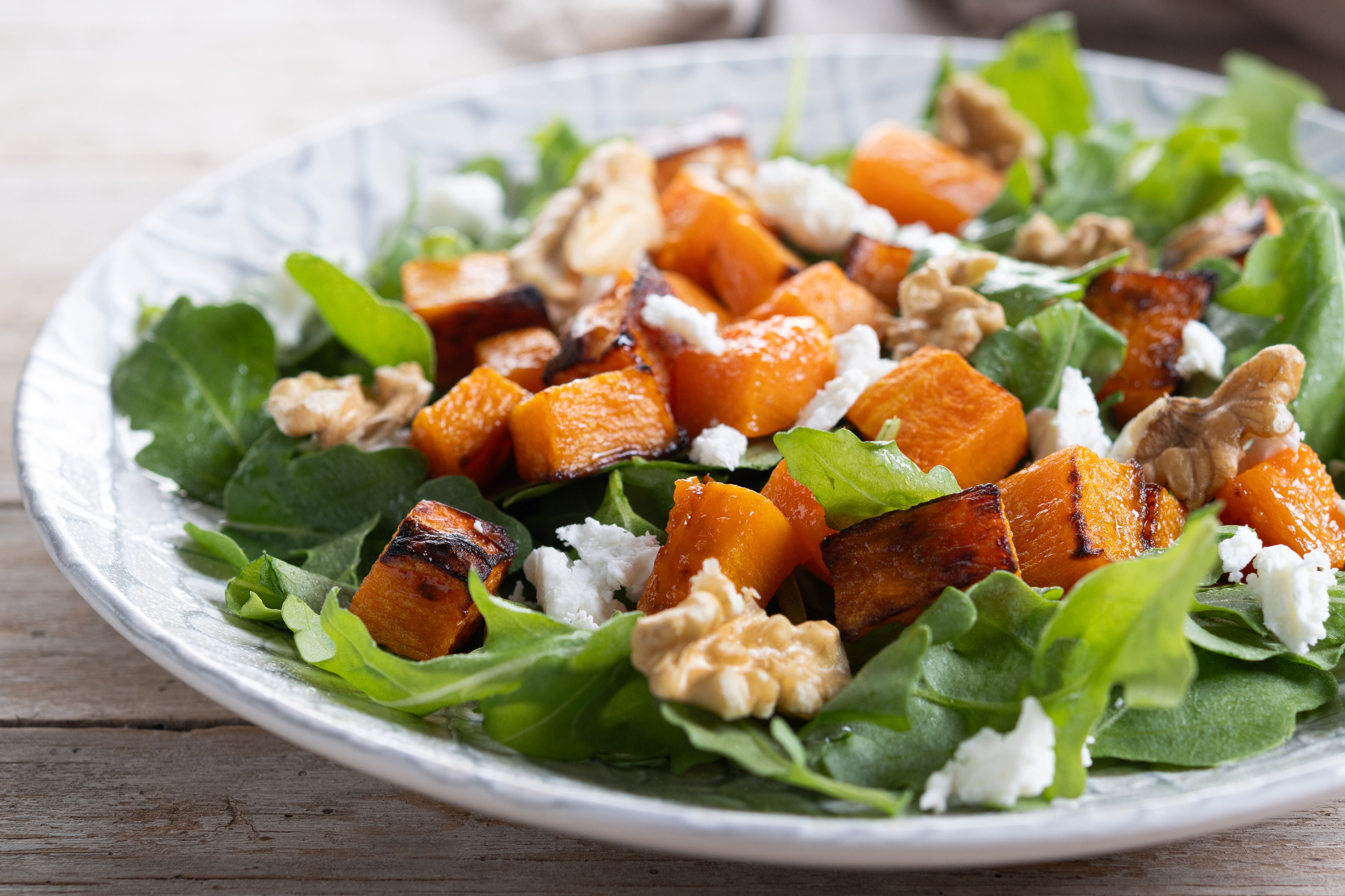 Ensalada de calabaza, queso y nueces: una receta saludable y con una textura llamativa para sorprender a tus invitados