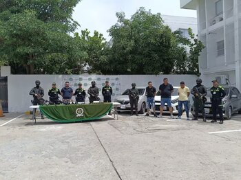 Autoridades capturan a cuatro hombres con pistolas, fusiles y carros robados - crédito Policía Barranquilla