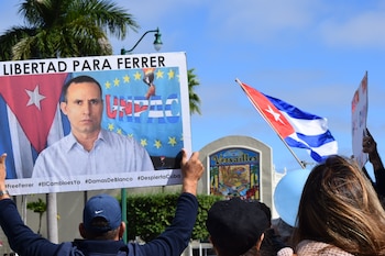 Fotografía de archivo del 17 de noviembre de 2019 de una manifestación en la que se pide la libertad del opositor cubano José Daniel Ferrer (cartel), en Miami, Florida (EE.UU.). EFE/ Jorge Pérez