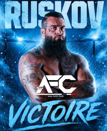 Póster de Quentin 'Ruskov', un luchador barbudo y tatuado, con fondo azul brillante, una jaula de MMA y el logo AFC