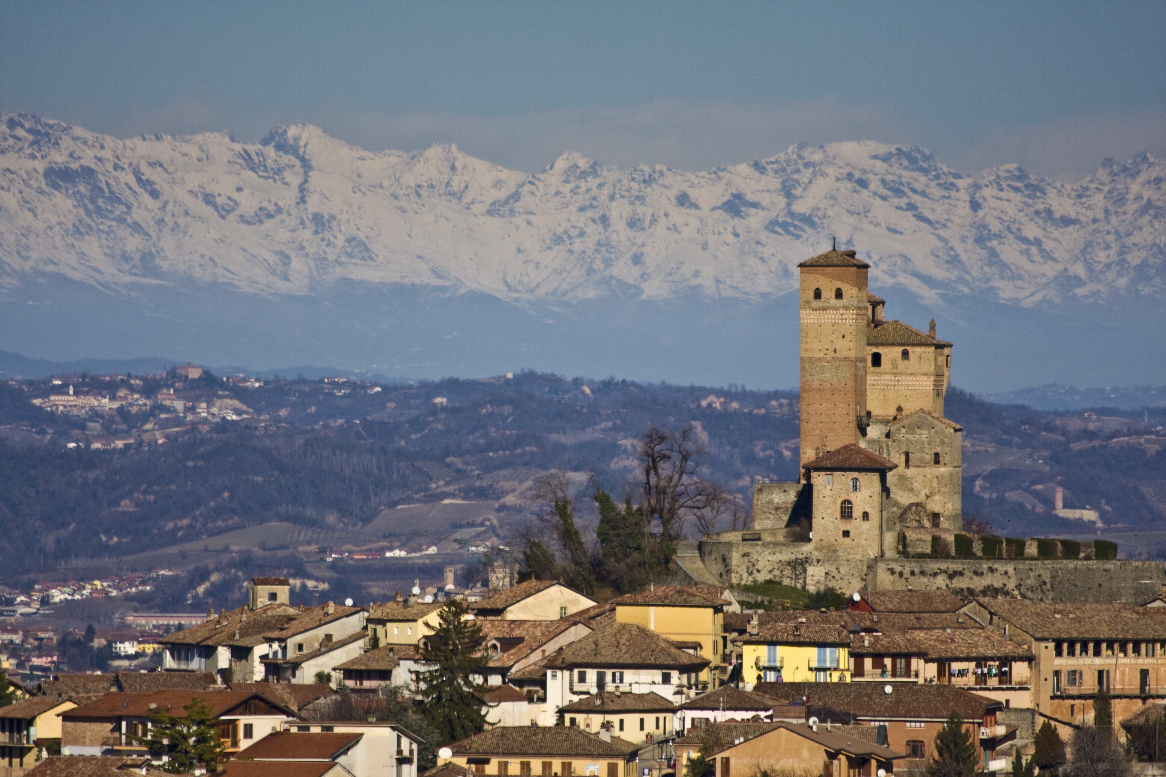 Impresionante foto del paisaje urbano con el fondo de las montañas nevadas. (Freepik)