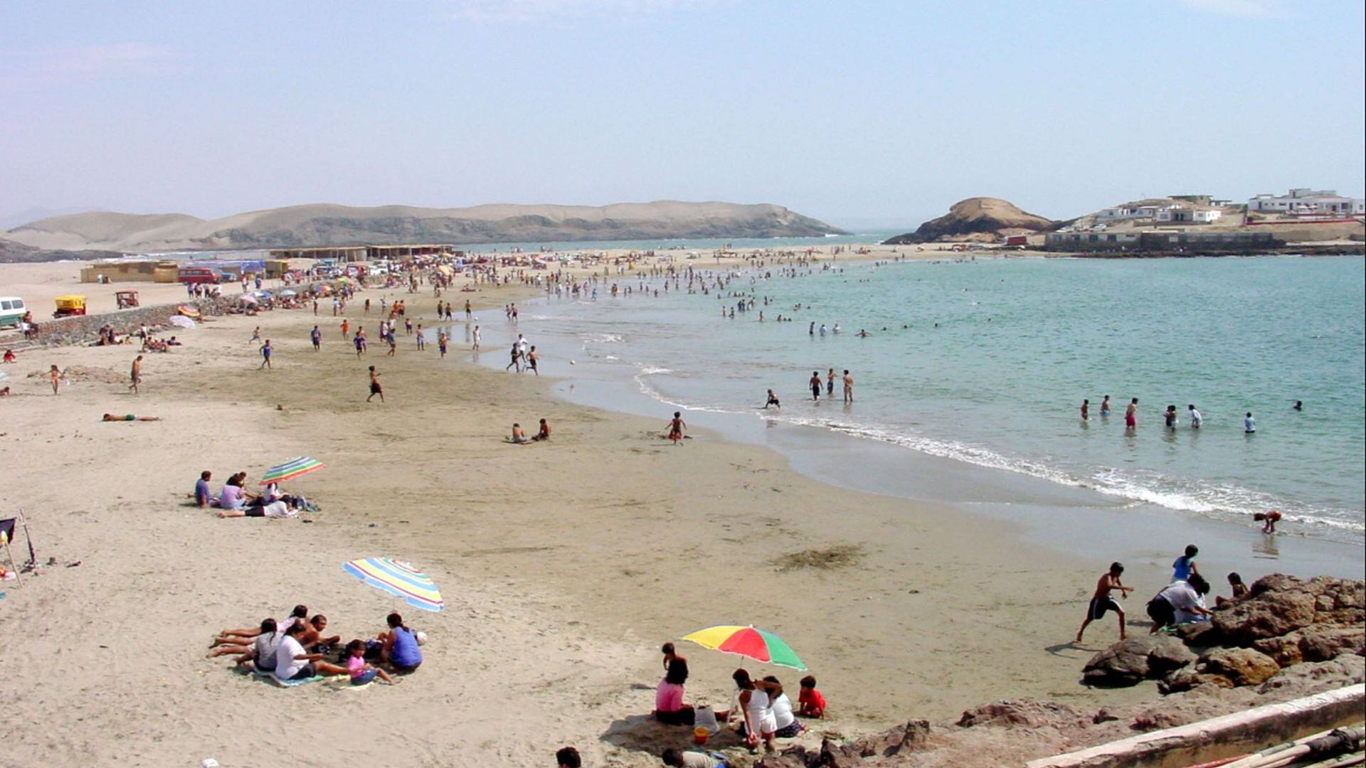 La contaminación plástica en las playas pone en riesgo la biodiversidad marina y la economía de las familias locales que dependen del turismo sostenible. (Andina)