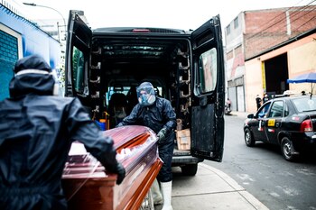 Trabajadores transportan el ataúd de