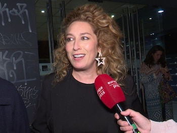 15/10/2026 Estrella Morente zanja la polémica por su casting para 'La bola negra' y desvela si ha hablado con Penélope Cruz.
Estrella Morente ha vuelto a pronunciarse sobre la polémica que se generó tras sus declaraciones acerca del casting que realizó para 'La bola negra', la película de Javier Calvo y Javier Ambrossi que se ha convertido en uno de los grandes éxitos del cine español de 2026. El largometraje, que cuenta con un reparto encabezado por Guitarricadelafuente, Miguel Bernardeau, Penélope Cruz y Glenn Close, se inspira en una obra inacabada de Federico García Lorca y ha logrado situarse entre las diez películas españolas más taquilleras de la historia, con más de 23 millones de euros de recaudación.
EUROPA ESPAÑA SOCIEDAD