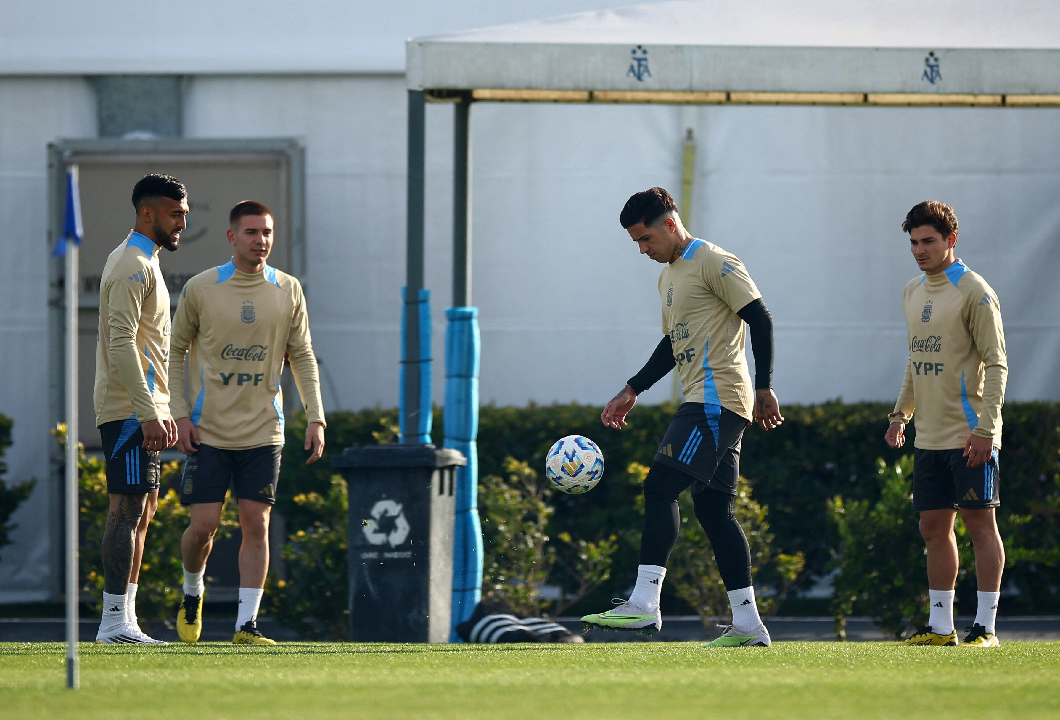 Nico González, junto a Mastantuono, Enzo Fernández y Julián Álvarez, en la práctica de la Albiceleste