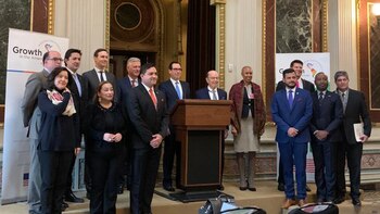 Steven Mnuchin, junto a la