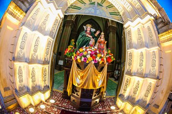 Devotos y visitantes se congregan frente a la catedral para rendir homenaje a la Señora de Santa Ana, patrona del departamento. (Foto cortesía Alcaldía de Santa Ana)