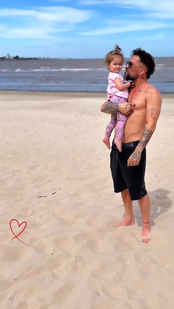 Bam Bam Morais abraza a