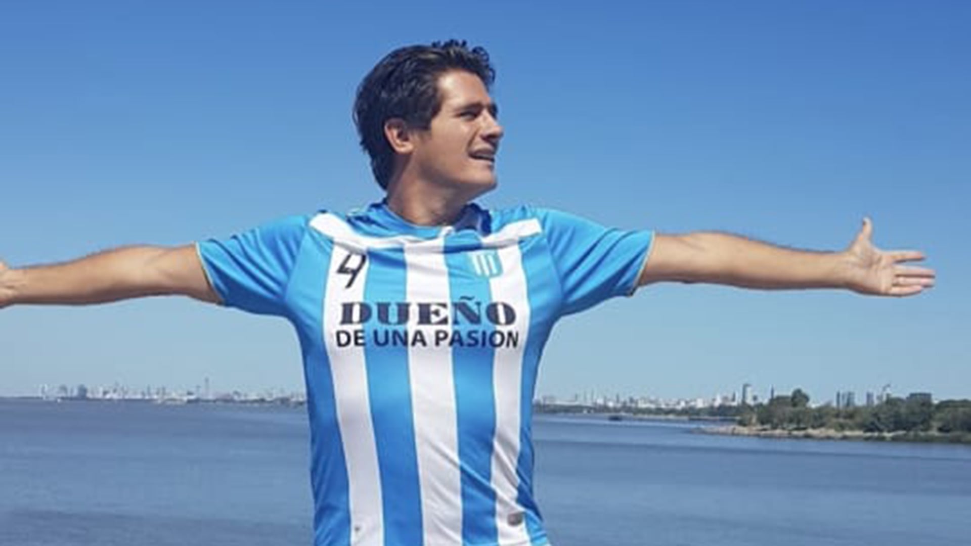 Guillermo Andino con la camiseta de Racing. Este año volvió a cantar en televisión y cumplió un sueño ligado a su fanatismo por The Beatles