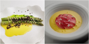 Dos platos blancos: uno contiene espárragos verdes sobre salsa amarilla y el otro lonchas rojas en forma de flor sobre crema amarilla