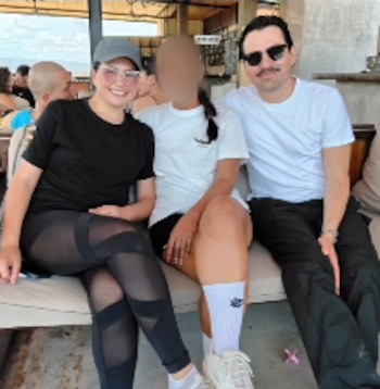 Una fotografía con una admiradora de ambos intérpretes sería la evidencia de que Laura Rodríguez y Rafael Zea reanudaron su relación, tras la supuesta infidelidad - crédito La Corona TV/Instagram