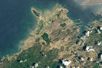 31/12/2019 December 31, 2019 - Lake Kariba, Southern Africa - In late December 2019, the world's largest reservoir. a major source of drinking water and energy in Africa, stood at its lowest level since at least 1996. Water levels on Lake Kariba have fallen steadily as southern Africa has endured a long-term drought. Straddling the border of Zambia and Zimbabwe, Lake Kariba is 223 kilometers (139 miles) long and stretches 40 kilometers (25 miles) across at its widest point. As of December 27, 2019, water levels in Lake Kariba stood at 8.36 percent of what is needed for power generation. In December 2018, the lake stood at 51 percent; in 2017, it was 37 percent. Pictured: November 28, 2018.
POLITICA
Europa Press/Contacto/NASA Earth